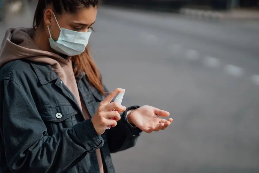 Spray igienizzante mani: caratteristiche, comodità e uso